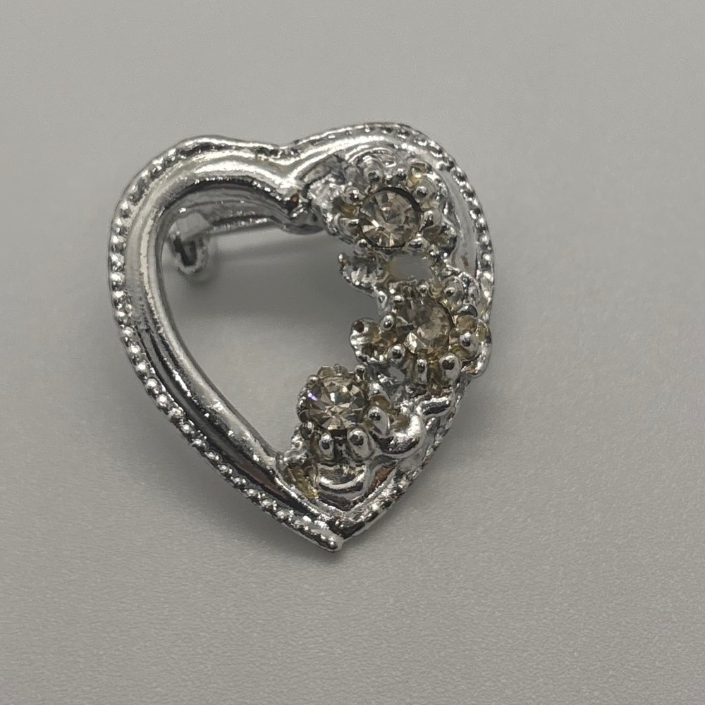 Heart Brooch Silvertone Rhinestone Flower Embellishment‎ Pin Jewelry Accessory